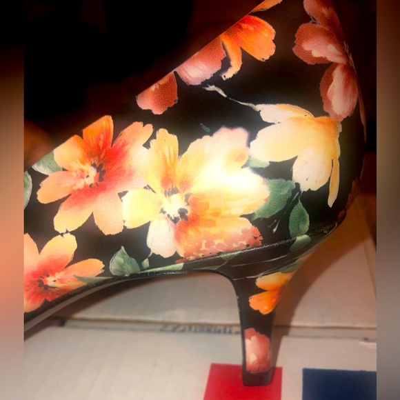 NINE WEST KITTY HEEL PUMP - Picture 5 of 5